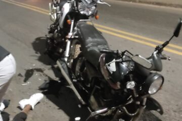 Colisão entre motos deixa três pessoas feridas no bairro Hamilton