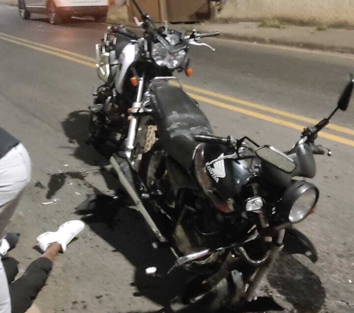 Colisão entre motos deixa três pessoas feridas no bairro Hamilton
