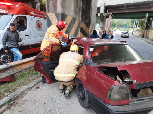motorista-fica-preso-as-ferragens-em-acidente-na-br-458-em-ipatinga