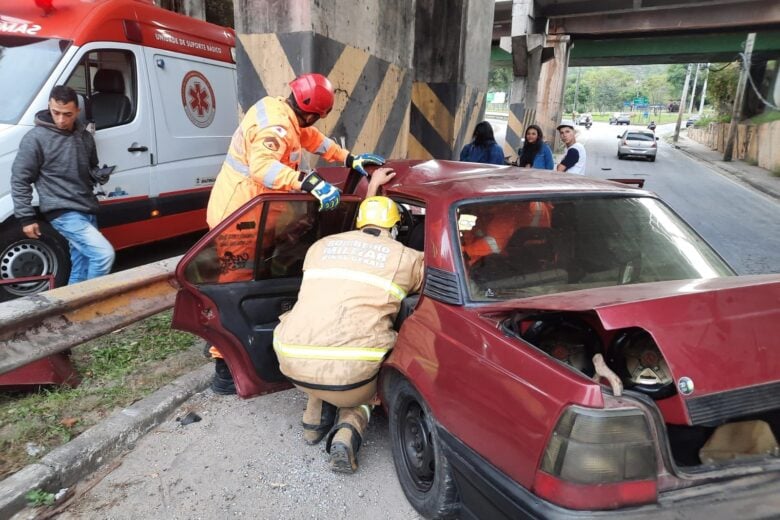 Motorista fica preso às ferragens em acidente na BR-458 em Ipatinga