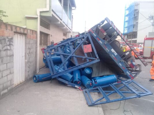 motorista-e-resgatado-apos-tombar-caminhao-com-botijoes-de-gas