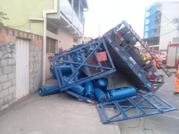 Motorista é resgatado após tombar caminhão com botijões de gás