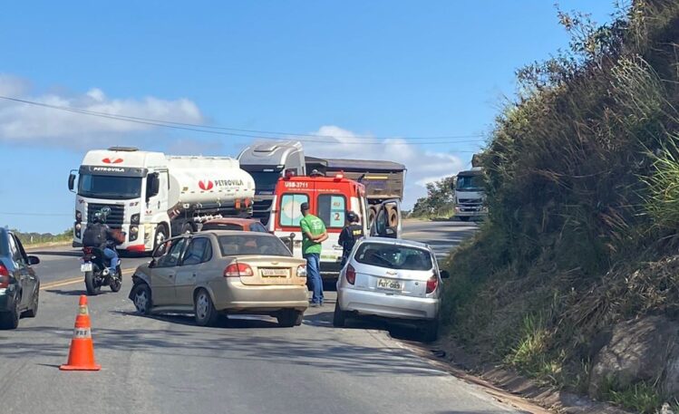 Acidente na BR-381 causa lentidão na manhã desta segunda