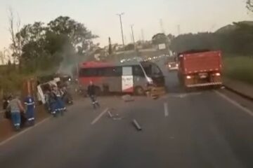 Acidente entre carreta e micro-ônibus interdita os dois sentidos do Anel Rodoviário