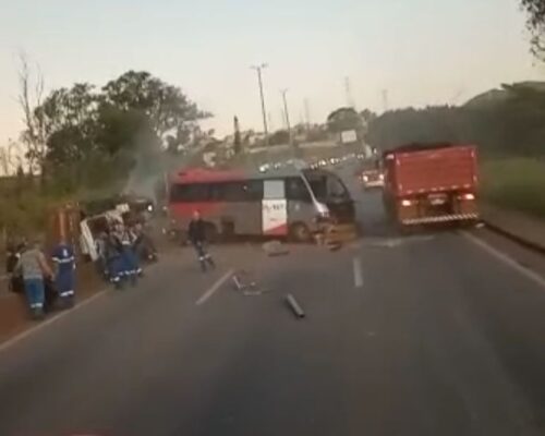 Acidente entre carreta e micro-ônibus interdita os dois sentidos do Anel Rodoviário