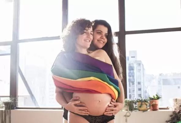 Orgulho LGBTQIA+: conheça a história de Manu e suas mães