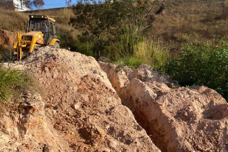 Saae substitui rede de esgoto no bairro Colina da Praia, em Itabira