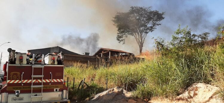 bombeiros-combatem-incendio-que-ameacava-residencias-em-itabira