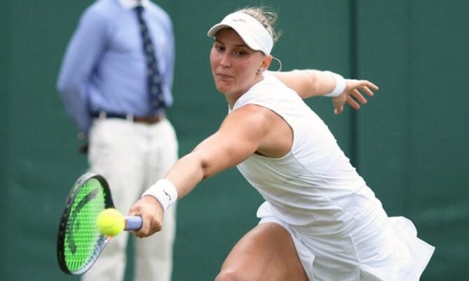 Bia Haddad sente dor nas costas e abandona oitavas de Wimbledon em lágrimas