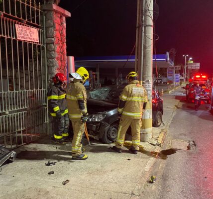 carro bate contra poste na Pampulha