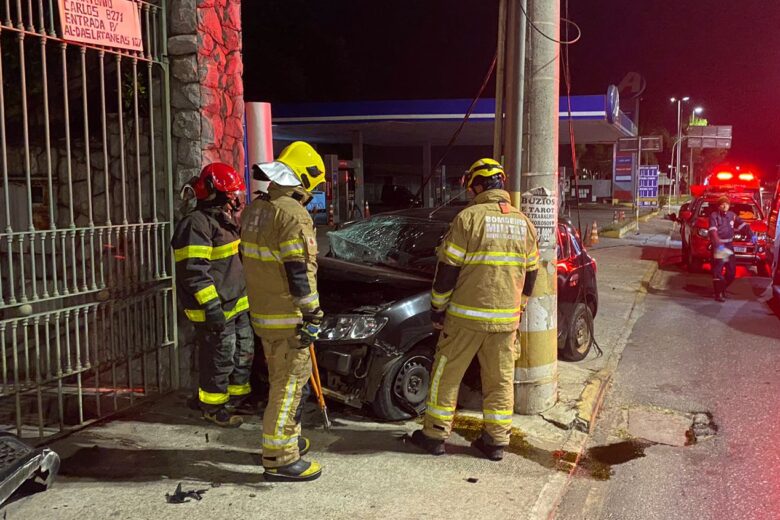 Em BH: casal embriagado bate carro em poste e homem foge do local