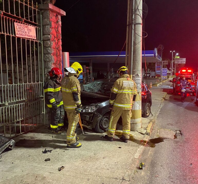 Em BH: casal embriagado bate carro em poste e homem foge do local