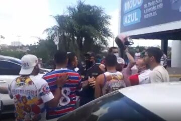 Atacante do Fortaleza, Robson é cercado e agredido ao sair de aeroporto; veja o vídeo