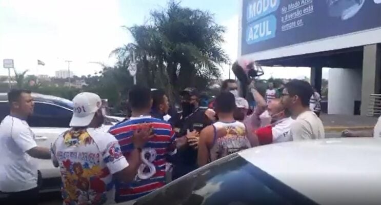 Atacante do Fortaleza, Robson é cercado e agredido ao sair de aeroporto; veja o vídeo