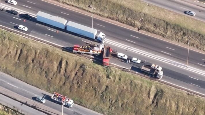 Engavetamento entre sete veículos causa lentidão no Anel Rodoviário