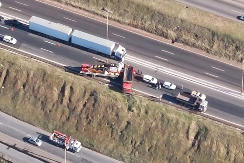 Engavetamento entre sete veículos causa lentidão no Anel Rodoviário