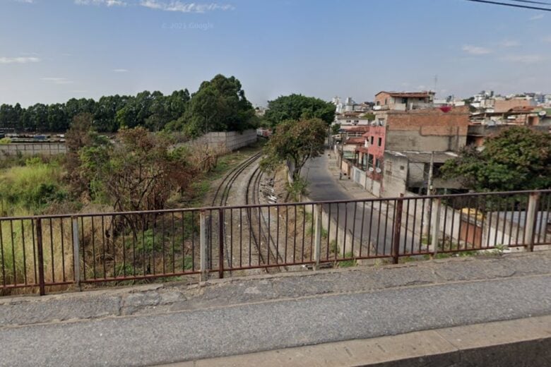 Homem fica em estado grave após ser atropelado por trem, em Contagem