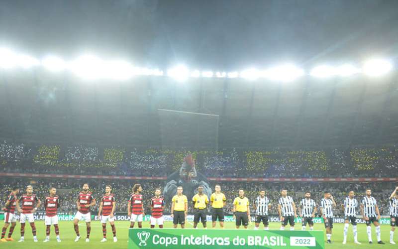 Torcida do Atlético faz mosaico com luzes de led antes de jogo com Flamengo