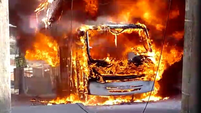 Ônibus pega fogo e fica destruído em Betim; veja vídeo