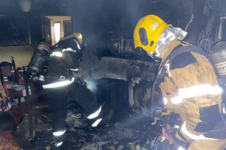 Em BH: apartamento pega fogo e bombeiros precisam arrombar porta para socorrer vítimas