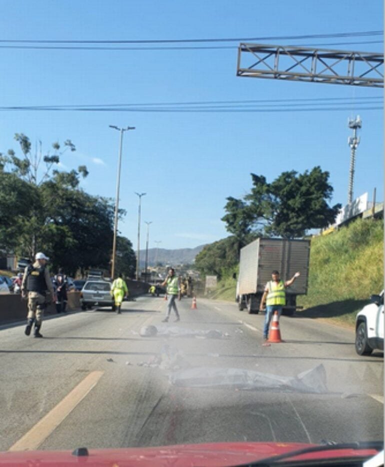 Duas pessoas morrem após serem atropeladas por caminhão no Anel Rodoviário