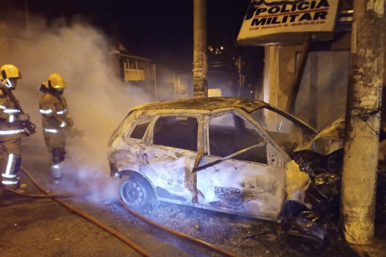 Homem morre carbonizado após carro bater contra poste em Santa Luzia