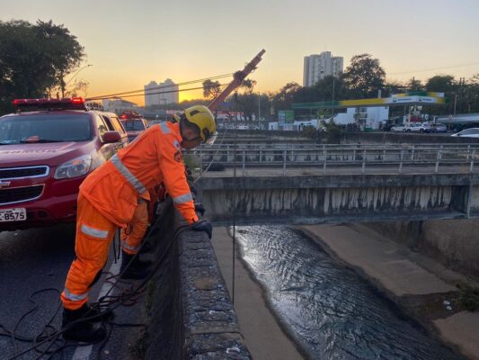 homem é resgatado no ribeirão arrudas