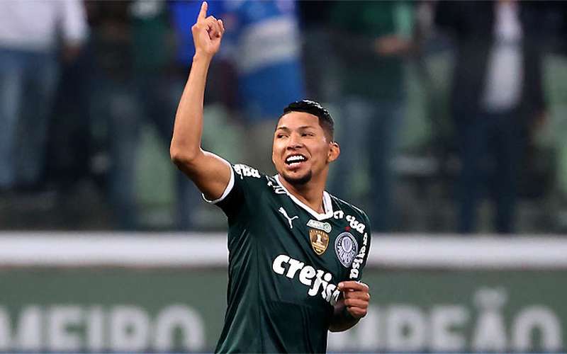 Palmeiras atropela o Botafogo e assume a liderança do Brasileirão