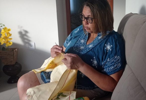 Almira do Carmo aprendeu crochê e ponto cruz ainda na adolescência.