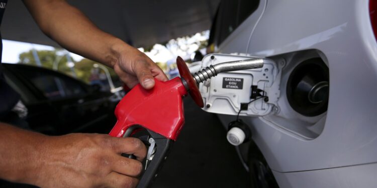 Ala política do governo federal quer a volta gradual de impostos sobre a gasolina; postos de combustíveis