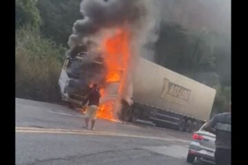 Motociclista morre e carreta pega fogo em acidente na BR-381