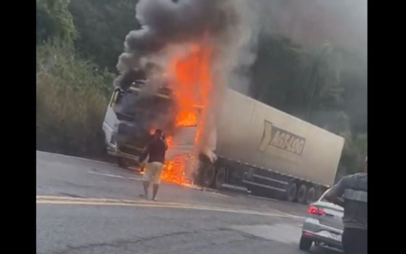 Motociclista morre e carreta pega fogo em acidente na BR-381