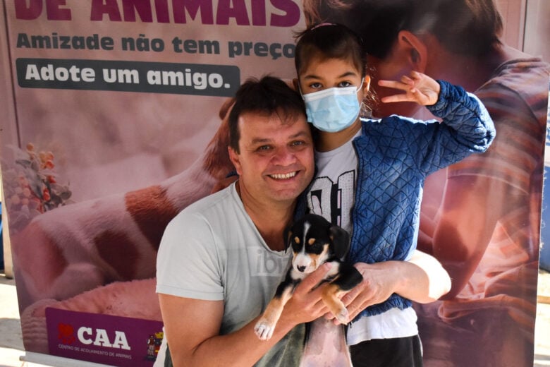 Sete cães ganham um novo lar após evento de adoção em Mariana