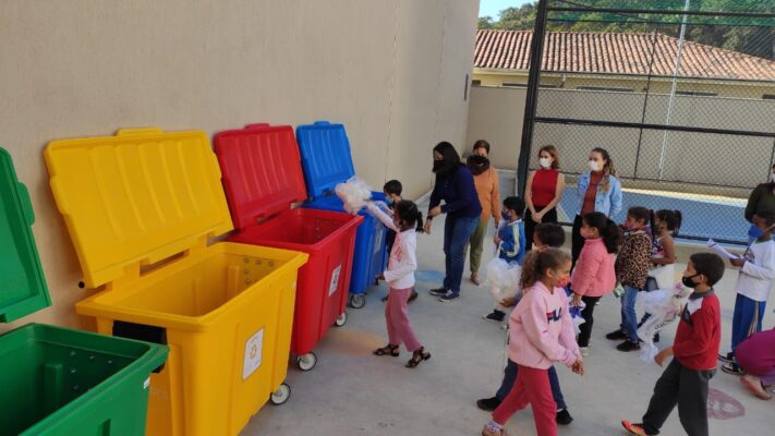 Escolas de São Gonçalo são equipadas com containers para separação do lixo