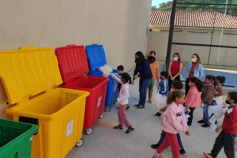 Escolas de São Gonçalo são equipadas com containers para separação do lixo