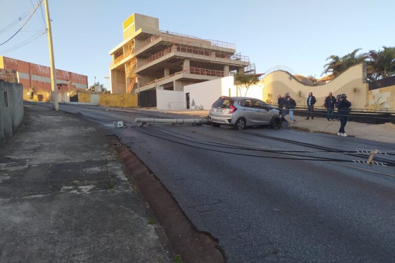 Carro atinge poste no Buritis, em BH, e bairro fica sem luz na manhã desta segunda-feira