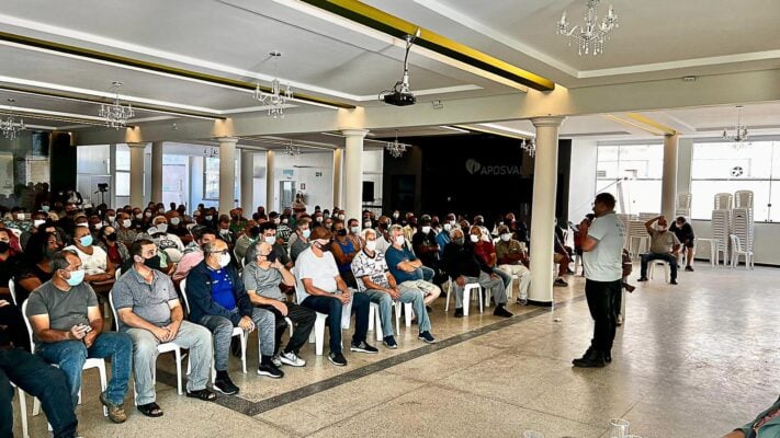 Assembleia com aposentados da Vale lota auditório da Aposvale