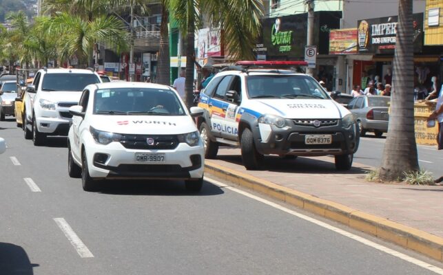 homem-agride-cobrador-e-danifica-onibus-na-joao-pinheiro