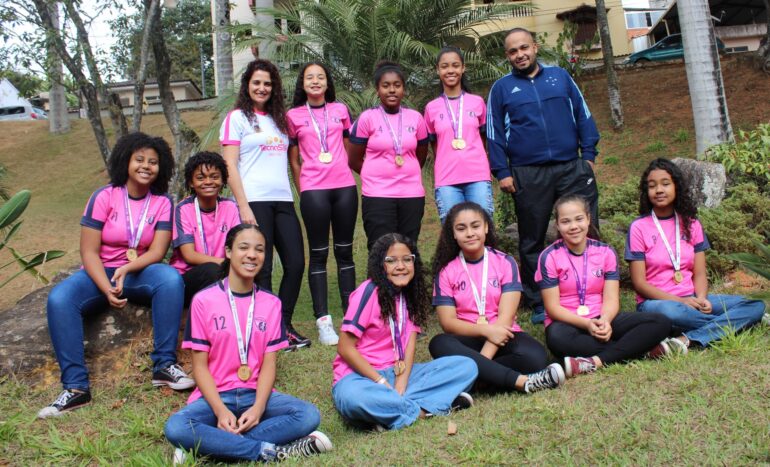 JEMG: alunas do futsal feminino da Escola Germin Loureiro se preparam para semifinais