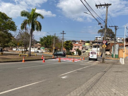 Atenção! Prefeitura revitaliza sinalização na avenida Carlos de Paula Andrade