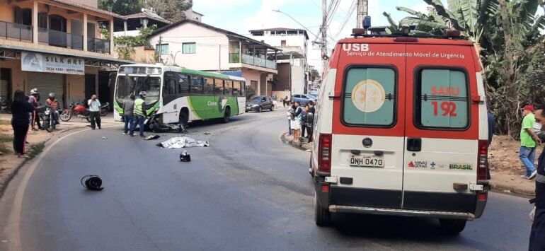 Acidente entre ônibus coletivo e motocicleta deixa uma pessoa morta em Itabira