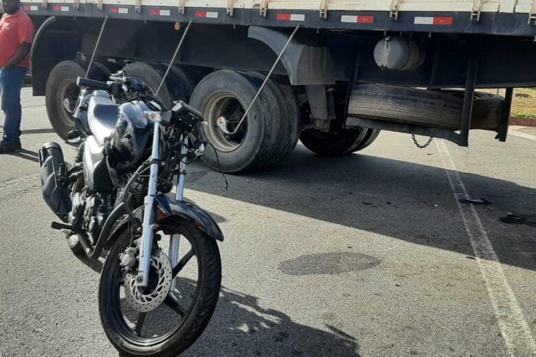 Carreta faz retorno em local proibido e causa acidente com motociclista