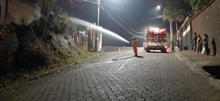 bombeiros-combatem-incendio-no-bairro-amazonas-em-itabira