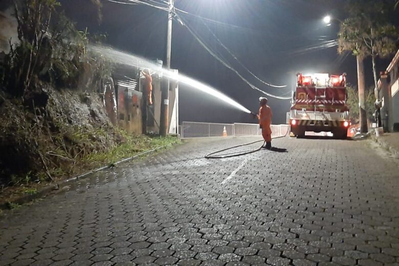 Bombeiros combatem incêndio no bairro Amazonas