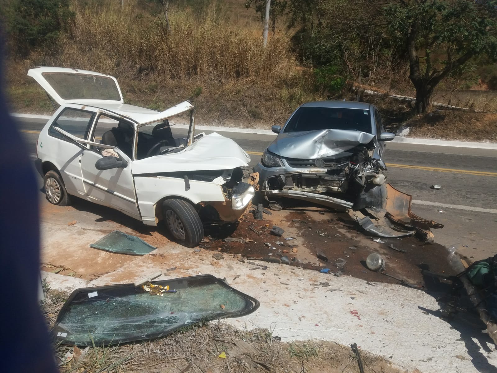 Batida entre dois carros interdita trânsito na BR-116, em Caratinga