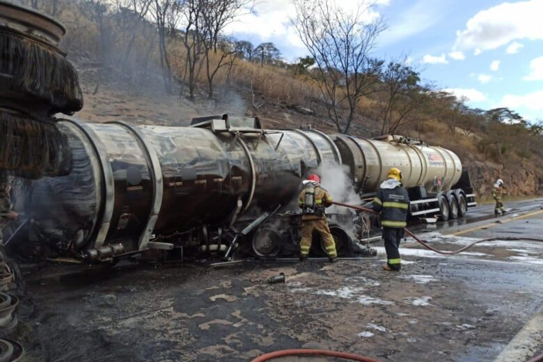 Duas pessoas morrem carbonizadas em acidente na BR-262