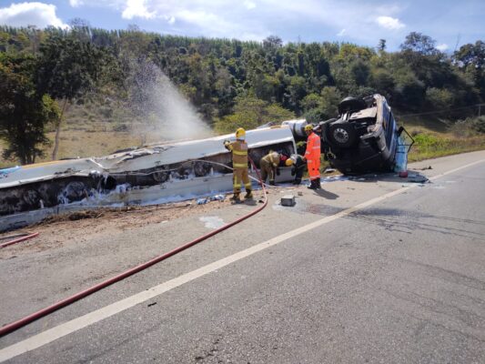 Carreta capota e derrama combustível sobre a pista na BR-381