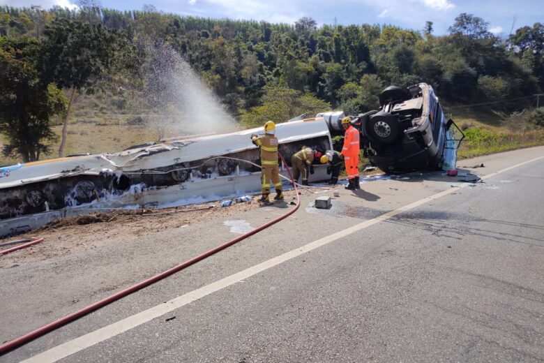 Carreta capota e derrama combustível sobre a pista na BR-381