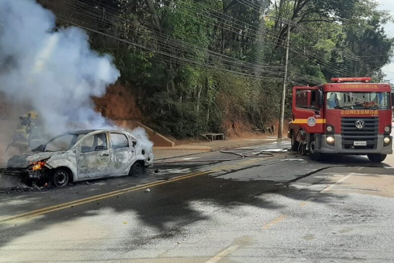 Carro pega fogo e interdita avenida Rio Doce em Itabira