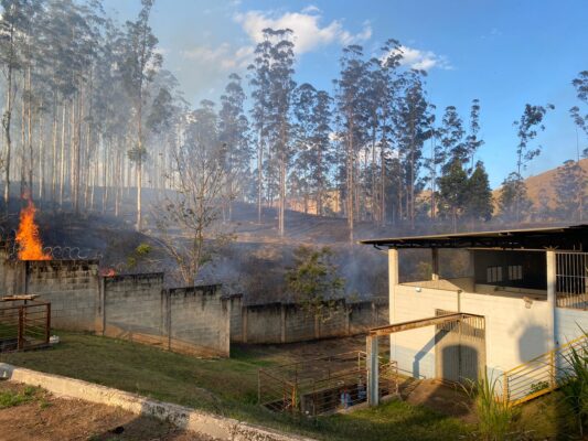 Incêndio em mata danifica adutora de abastecimento da ETA Rio de Peixe